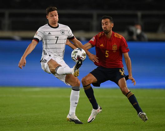 STUTTGART, GERMANY - SEPTEMBER 03: Julian Draxler of Germany battles for possession with Sergio Busquets of Spain during the UEFA Nations League group stage match between Germany and Spain at Mercedes-Benz Arena on September 03, 2020 in Stuttgart, Germany. (Photo by Matthias Hangst/Getty Images) STUTTGART, GERMANY - SEPTEMBER 03: Julian Draxler of Germany battles for possession with Sergio Busquets of Spain during the UEFA Nations League group stage match between Germany and Spain at Mercedes-Benz Arena on September 03, 2020 in Stuttgart, Germany. (Photo by Matthias Hangst/Getty Images)