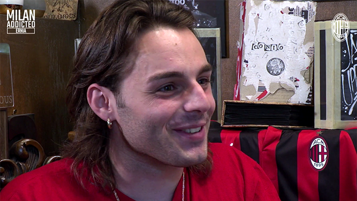 Ernia, rapper tifoso del Milan (credits: acmilan.com) 