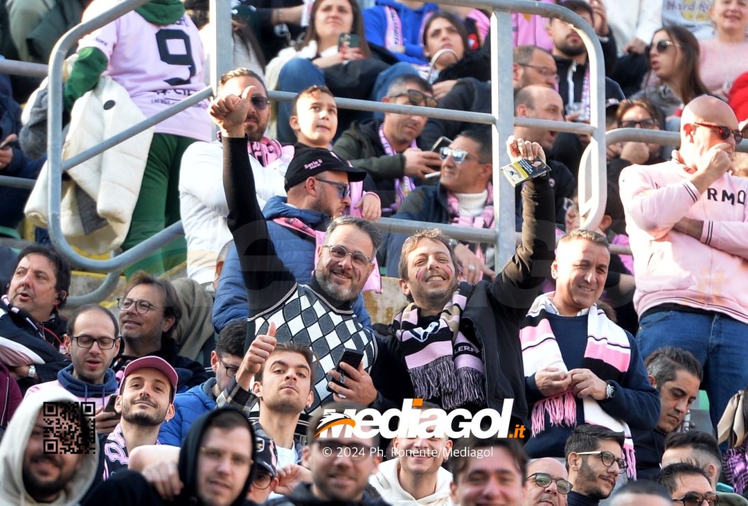 FOTOTIFO Palermo-Como 3-0, gli scatti ai tifosi al “Renzo Barbera” (GALLERY) - immagine 77
