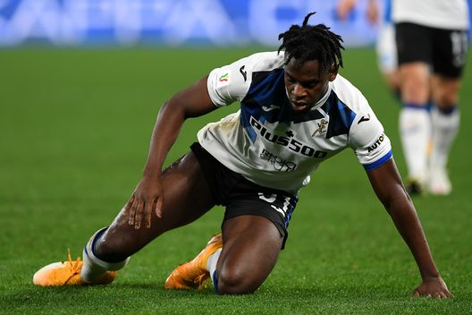  NAPLES, ITALY - FEBRUARY 03: Duvan Zapata of Atalanta B.C. reacts during the Coppa Italia match between SSC Napoli and Atalanta BC at Stadio Diego Armando Maradona on February 03, 2021 in Naples, Italy. Sporting stadiums around Italy remain under strict restrictions due to the Coronavirus Pandemic as Government social distancing laws prohibit fans inside venues resulting in games being played behind closed doors. (Photo by Francesco Pecoraro/Getty Images) 
