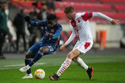  PRAGUE, CZECH REPUBLIC - APRIL 15: Bukayo Saka of Arsenal battles for possession with David Zima of Slavia Prague during the UEFA Europa League Quarter Final Second Leg match between Slavia Praha and Arsenal FC at Sinobo Stadium on April 15, 2021 in Prague, Czech Republic. Sporting stadiums around Europe remain under strict restrictions due to the Coronavirus Pandemic as Government social distancing laws prohibit fans inside venues resulting in games being played behind closed doors. (Photo by Martin Sidorjak/Getty Images) 