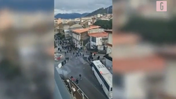 VIDEO Paganese-Casertana, scontri tra tifosi e bus in fiamme: arrestati 9 ultrà