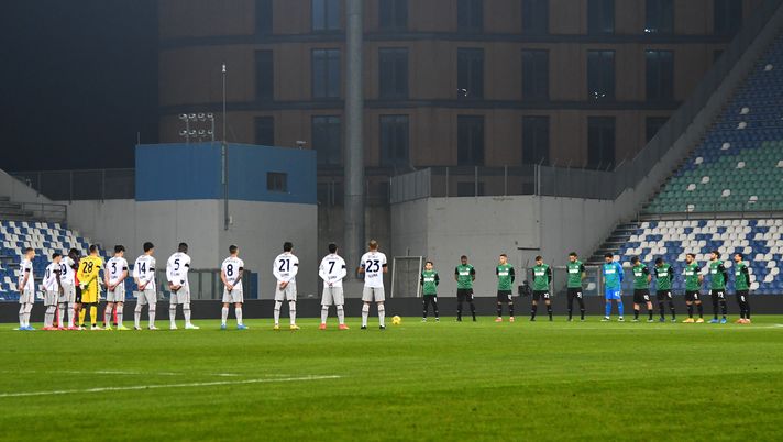 REGGIO NELL'EMILIA, ITALY - FEBRUARY 20: US Sassuolo and Bologna FC players observe a minutes silence for Mauro bellugi prior to the Serie A match between US Sassuolo  and Bologna FC at Mapei Stadium - Città del Tricolore on February 20, 2021 in Reggio nell'Emilia, Italy. Sporting stadiums around Italy remain under strict restrictions due to the Coronavirus Pandemic as Government social distancing laws prohibit fans inside venues resulting in games being played behind closed doors. (Photo by Alessandro Sabattini/Getty Images) 