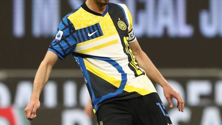 MILAN, ITALY - MAY 12: Andrea Ranocchia of FC Internazionale in action during the Serie A match between FC Internazionale and AS Roma at Stadio Giuseppe Meazza on May 12, 2021 in Milan, Italy. Sporting stadiums around Italy remain under strict restrictions due to the Coronavirus Pandemic as Government social distancing laws prohibit fans inside venues resulting in games being played behind closed doors. (Photo by Marco Luzzani/Getty Images) Sky: “Ranocchia può rimanere in Serie A: c’è l’offerta e ha dato il suo ok” - immagine 1