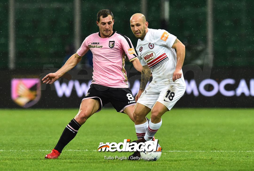  PALERMO, ITALY - FEBRUARY 04: Mato Jajalo (L) of Palermo and Cristian Galano of Foggia compete for the ball during the Serie B match between US Citta di Palermo and Foggia at Stadio Renzo Barbera on February 04, 2019 in Palermo, Italy. (Photo by Tullio M. Puglia/Getty Images) 