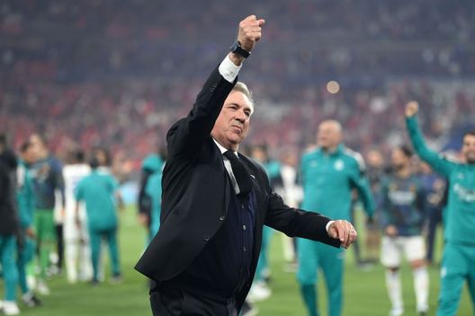 PARIS, FRANCE - MAY 28: Carlo Ancelotti, Head Coach of Real Madrid celebrates with the fans after their sides victory during the UEFA Champions League final match between Liverpool FC and Real Madrid at Stade de France on May 28, 2022 in Paris, France. (Photo by David Ramos/Getty Images) Il curioso caso del Real: solo una partita lontano da Madrid sino al Mondiale- immagine 2
