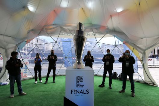 MILAN, ITALY - OCTOBER 06: The UEFA Nations League Trophy is displayed at a UEFA Nations League trophy experience event, ahead of the UEFA Nations League Finals 2021, at Piazza Duomo on October 06, 2021 in Milan, Italy. (Photo by Vincenzo Lombardo/Getty Images) Altro che ridimensionata: allo studio una Nations League con Argentina e Brasile - immagine 1