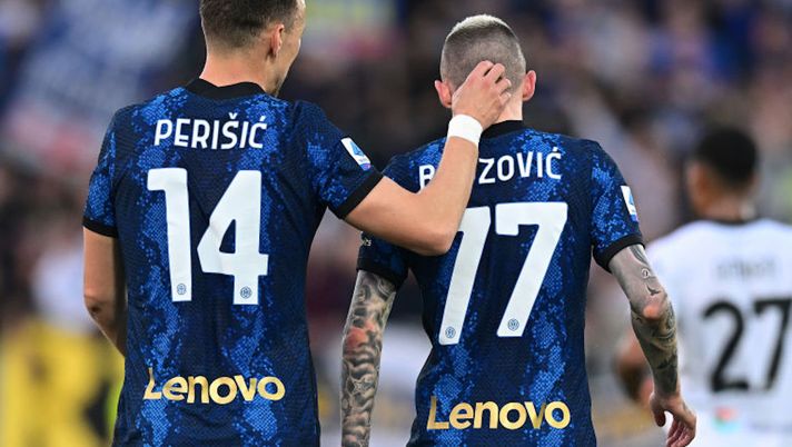 LA SPEZIA, ITALY - APRIL 15: Marcelo Brozovic of FC Internazionale celebrates with Ivan Perisic of FC Internazionale after scoring the opening goal during the Serie A match between Spezia Calcio and FC Internazionale at Stadio Alberto Picco on April 15, 2022 in La Spezia, Italy. (Photo by Mattia Ozbot - Inter/Inter via Getty Images) GdS – Perisic il sale, Brozovic l’acqua. Lautaro atteggiamento da campione - immagine 1