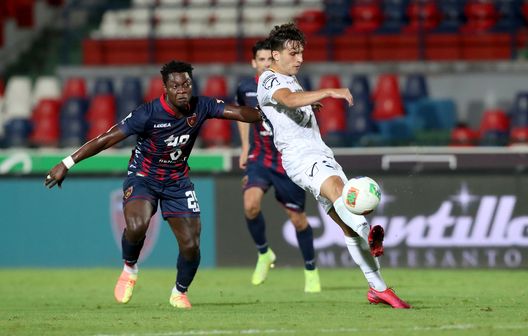  COSENZA, ITALY - JULY 31: Ben Kone of Cosenza competes for the ball with Giacomo Ricci of Juve Stabia during the serie B match between Cosenza Calcio and SS Juve Stabia at Stadio San Vito on July 31, 2020 in Cosenza, Italy. (Photo by Maurizio Lagana/Getty Images for Lega Serie B) 