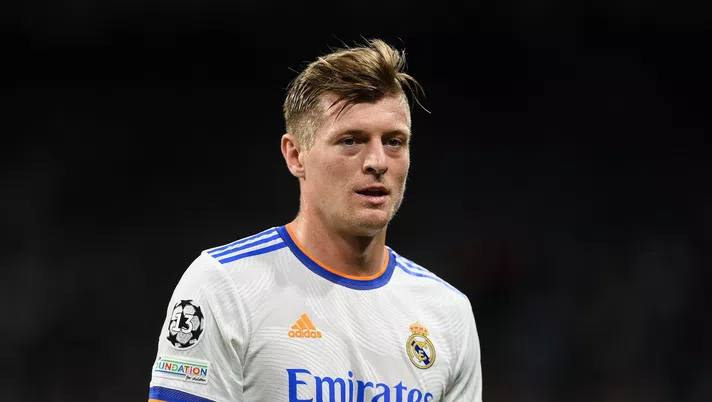 MADRID, SPAIN - APRIL 12: Toni Kroos of Real Madrid CF looks on during the UEFA Champions League Quarter Final Leg Two match between Real Madrid and Chelsea FC at Estadio Santiago Bernabeu on April 12, 2022 in Madrid, Spain. (Photo by David Ramos/Getty Images)