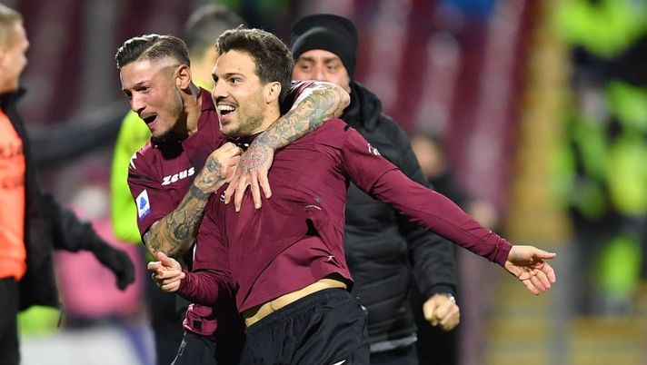 SALERNO, ITALY - FEBRUARY 07: Simone Verdi of US Salernitana celebrates after scoring the 1-0 goal during the Serie A match between US Salernitana and Spezia Calcio at Stadio Arechi on February 07, 2022 in Salerno, Italy. (Photo by Francesco Pecoraro/Getty Images) Sky: “Salernitana, domani l’esito del ricorso per Verdi: ci sono pochi margini” - immagine 1