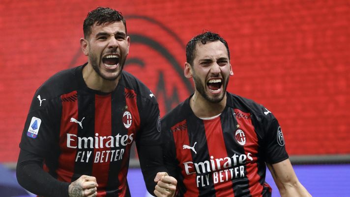 Theo Hernández e Hakan Calhanoglu (difensore e centrocampista AC Milan) esultano per il gol di Theo in Milan-Lazio 3-2 (Serie A 2020-2021) | AC Milan News (Getty Images)