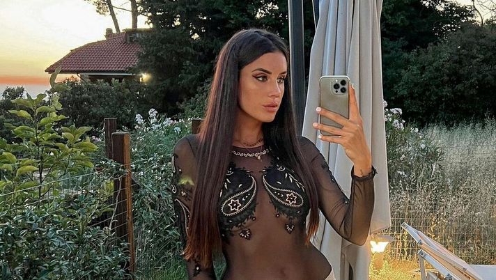Instagram @valentinavignali Valentina Vignali pronta per uscire: trasparenze provocanti, i fan apprezzano! - immagine 1