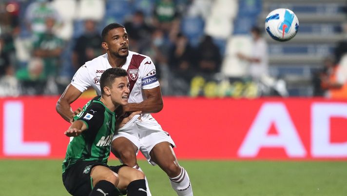 REGGIO NELL'EMILIA, ITALY - SEPTEMBER 17: Gleison Bremer (back) of Torino FC competes for the ball with Giacomo Raspadori of US Sassuolo during the Serie A match between US Sassuolo and Torino FC at Mapei Stadium - Citta' del Tricolore on September 17, 2021 in Reggio nell'Emilia, Italy. (Photo by Marco Luzzani/Getty Images) Il Torino può stanare il Sassuolo: dovrà insistere sulle costruzioni verticali - immagine 1