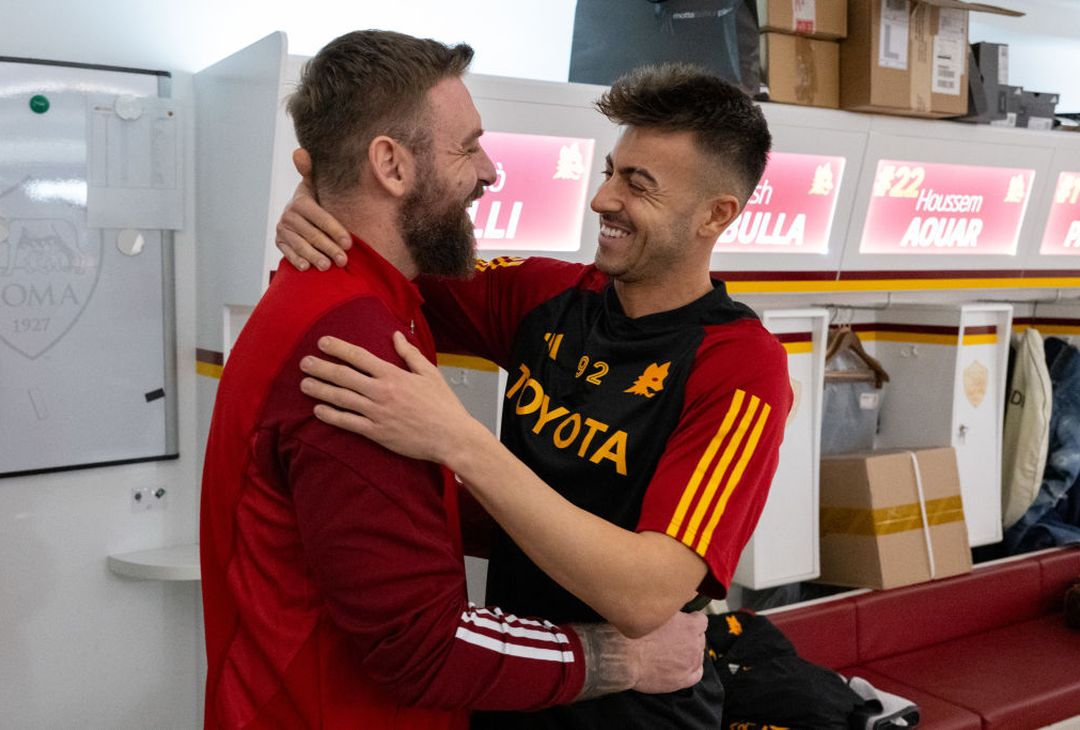 De Rossi riabbraccia la Roma. L’accoglienza a Trigoria – FOTO GALLERY - immagine 3