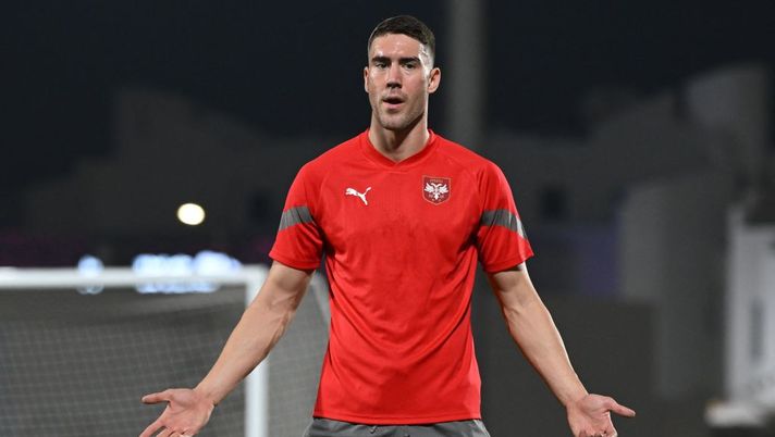 Serbia's forward Dusan Vlahovic takes part in a training session at Al Arabi SC in Doha on November 23, 2022, on the eve of the Qatar 2022 World Cup football match between Brazil and Serbia. (Photo by ANDREJ ISAKOVIC / AFP) (Photo by ANDREJ ISAKOVIC/AFP via Getty Images) CT Serbia: “Vlahovic è pronto per giocare, rispetto a quando è arrivato in Qatar…” - immagine 1