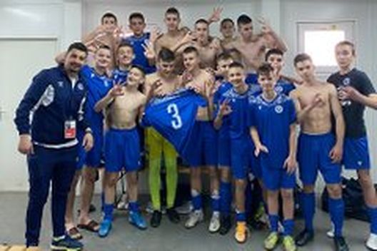 I giovani dello Zeljeznicar hanno festeggiato così il recente derby Primavera vinto 3-0 contro l'FK Sarajevo I giovani dello Zeljeznicar hanno festeggiato così il recente derby Primavera vinto 3-0 contro l'FK Sarajevo