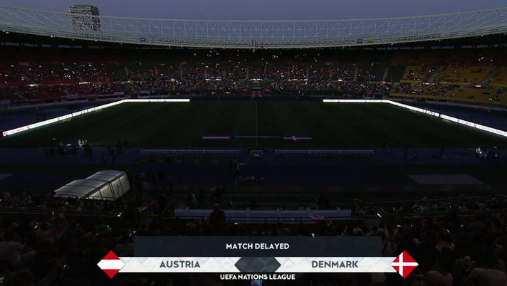 Via la luce e buca profonda sul terreno di gioco: disastro all’Ernst Happel Stadion in Austria-Danimarca Via la luce e buca profonda sul terreno di gioco: disastro all’Ernst Happel Stadion in Austria-Danimarca - immagine 1