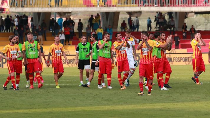 Benevento's players greet fans at the end of the Italian Serie A football match Benevento Calcio vs Inter Milan on October 1, 2017 at the Ciro Vigorito Stadium in Benevento. / AFP PHOTO / CARLO HERMANN (Photo credit should read CARLO HERMANN/AFP/Getty Images) Benevento's players greet fans at the end of the Italian Serie A football match Benevento Calcio vs Inter Milan on October 1, 2017 at the Ciro Vigorito Stadium in Benevento. / AFP PHOTO / CARLO HERMANN (Photo credit should read CARLO HERMANN/AFP/Getty Images)