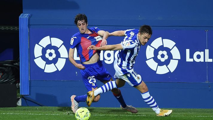 EIBAR, SPAIN - APRIL 26: Bryan Gil of SD Eibar battles for possession with Andoni Gorosabel of Real Sociedad during the La Liga Santander match between SD Eibar and Real Sociedad at Estadio Municipal de Ipurua on April 26, 2021 in Eibar, Spain. Sporting stadiums around Spain remain under strict restrictions due to the Coronavirus Pandemic as Government social distancing laws prohibit fans inside venues resulting in games being played behind closed doors. (Photo by Juan Manuel Serrano Arce/Getty Images) EIBAR, SPAIN - APRIL 26: Bryan Gil of SD Eibar battles for possession with Andoni Gorosabel of Real Sociedad during the La Liga Santander match between SD Eibar and Real Sociedad at Estadio Municipal de Ipurua on April 26, 2021 in Eibar, Spain. Sporting stadiums around Spain remain under strict restrictions due to the Coronavirus Pandemic as Government social distancing laws prohibit fans inside venues resulting in games being played behind closed doors. (Photo by Juan Manuel Serrano Arce/Getty Images)
