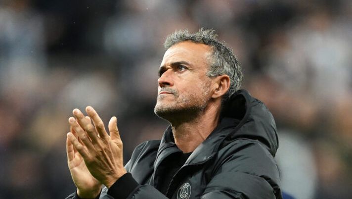 NEWCASTLE UPON TYNE, ENGLAND - OCTOBER 04: Luis Enrique, Manager of Paris Saint-Germain, applauds the fans at full-time following the UEFA Champions League match between Newcastle United FC and Paris Saint-Germain at St. James Park on October 04, 2023 in Newcastle upon Tyne, England. (Photo by Michael Regan/Getty Images) Luis Enrique: “Milan grande squadra, io sono felicissimo di avere Donnarumma” - immagine 1