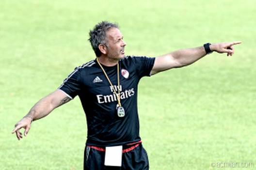 Sinisa Mihajlovic dirige l'allenamento, fonte foto acmilan.com Sinisa Mihajlovic dirige l'allenamento, fonte foto acmilan.com