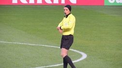 Al derby di Teheran, la prima volta: una donna nella squadra arbitrale di calcio maschile