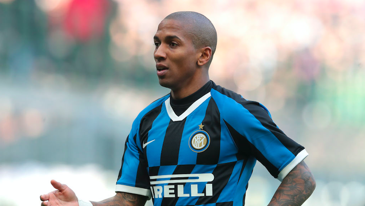 Rivoluzione Inter: due esterni vanno via, Conte trattiene Young e Moses - immagine 1