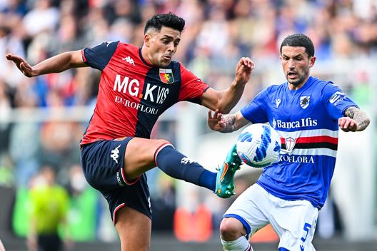 GENOA, ITALY - APRIL 30: Nadiem Amiri of Genoa (L) and Stefano Sensi of Sampdoria vie for the ball during the Serie A match between UC Sampdoria and Genoa CFC at Stadio Luigi Ferraris on April 30, 2022 in Genoa, Italy. (Photo by Getty Images) Un caldo duo per sostituire Torreira: la Fiorentina bussa alle porte dell’Inter- immagine 2