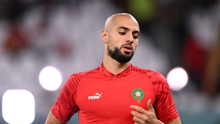 Morocco's midfielder #04 Sofyan Amrabat warms up before the Qatar 2022 World Cup round of 16 football match between Morocco and Spain at the Education City Stadium in Al-Rayyan, west of Doha on December 6, 2022. (Photo by Kirill KUDRYAVTSEV / AFP) (Photo by KIRILL KUDRYAVTSEV/AFP via Getty Images) Marianella: “Amrabat ora vale 40 milioni e in Premier la considerano una cifra giusta” - immagine 1