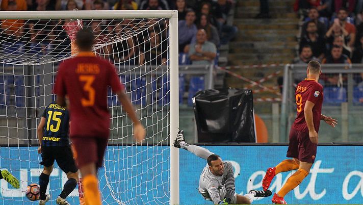 during the Serie A match between AS Roma and FC Internazionale at Stadio Olimpico on October 2, 2016 in Rome, Italy. during the Serie A match between AS Roma and FC Internazionale at Stadio Olimpico on October 2, 2016 in Rome, Italy.