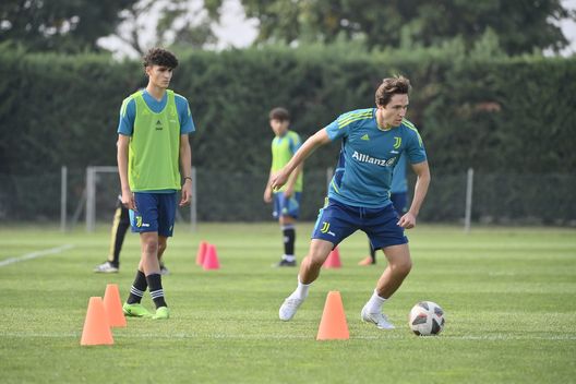 VINOVO, ITALY - OCTOBER 12: Federico Chiesa of Juventus FC during the Juventus U17 Training Session at Juventus Center Vinovo on October 12, 2022 in Vinovo, Italy. (Photo by Stefano Guidi/Juventus FC via Getty Images) Chiesa scalpita: l’ex viola pronto a tornare in campo- immagine 2