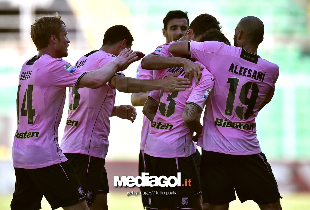  PALERMO, ITALY - APRIL 30:  Alessandro Diamanti of Palermo is celebrated after scoring the opening goal during the Serie A match between US Citta di Palermo and ACF Fiorentina at Stadio Renzo Barbera on April 30, 2017 in Palermo, Italy.  (Photo by Tullio M. Puglia/Getty Images) 