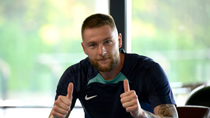 COMO, ITALY - JULY 11: Milan Skriniar of FC Internazionale in action during the FC Internazionale training session at the club's training ground Suning Training Center on July 11, 2022 in Como, Italy. (Photo by Mattia Ozbot - Inter/Inter via Getty Images) Inter, Skriniar non incedibile ma può restare. E il Psg ora ha cambiato strategia - immagine 1