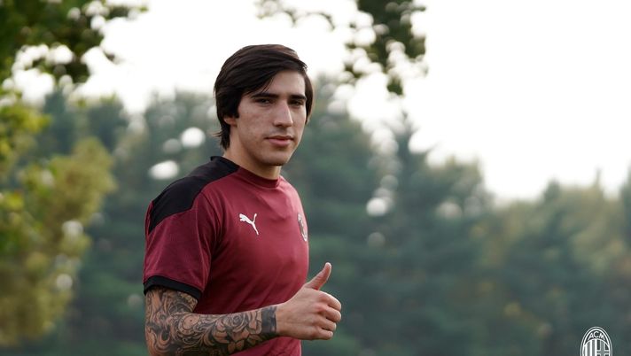 Sandro Tonali in allenamento con il Milan a Milanello (credits: acmilan.com) 
