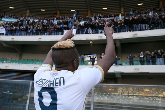 VERONA, ITALY - MARCH 13: Victor Osimhen of SSC Napoli celebrates the win at end of the Serie A match between Hellas Verona FC and SSC Napoli at Stadio Marcantonio Bentegodi on March 13, 2022 in Verona, Italy. (Photo by Giuseppe Cottini/Getty Images) Iheanacho incorona Osimhen: “Un talento assoluto, un attaccante fantastico”- immagine 1