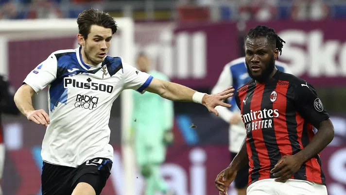 Franck Kessié (centrocampista AC Milan) contro Marten de Roon in Milan-Atalanta 0-3 (Serie A 2020-2021) | News (Getty Images)