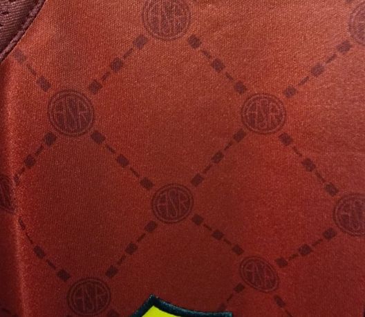 Roma, ecco la maglia per la stagione 2022/23. Colletto stile coreana e logo ASR- immagine 4