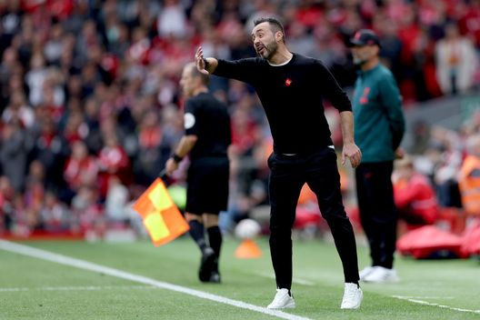 LIVERPOOL, ENGLAND - OCTOBER 01: Roberto De Zerbi, Manager of Brighton & Hove Albion reacts during the Premier League match between Liverpool FC and Brighton & Hove Albion at Anfield on October 01, 2022 in Liverpool, England. (Photo by Clive Brunskill/Getty Images) De Zerbi: “Calciatori coraggiosi, ma è la FIFA a dover inviare messaggi e non lo ha fatto”- immagine 2