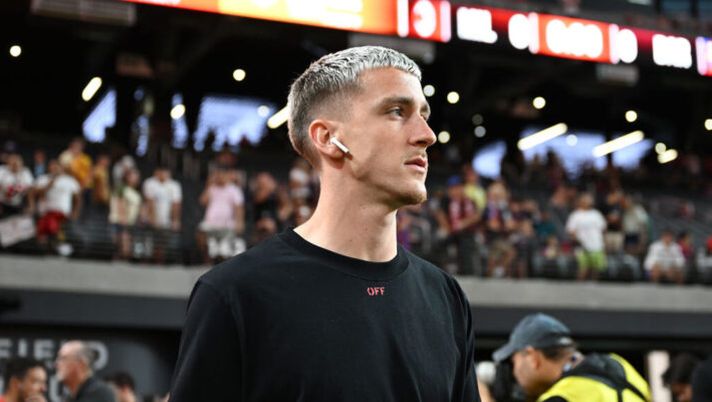 LAS VEGAS, NEVADA - AUGUST 01: Alexis Saelemaekers of AC Milan arrives before the Pre- Season Friendly match between AC Milan v FC Barcelona at Allegiant Stadium on August 01, 2023 in Las Vegas, Nevada. (Photo by Claudio Villa/AC Milan via Getty Images) NEWS – Saelemaekers, brutte notizie! Pogba, Dybala, Lukaku, Fabbian, Chiesa, Mina, Politano… - immagine 1