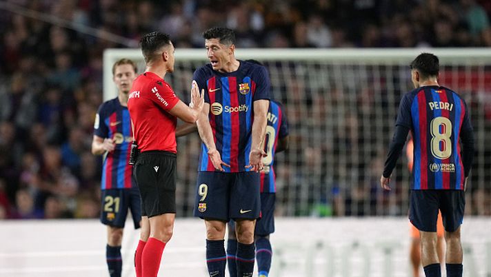 BARCELONA, SPAIN - OCTOBER 20: Robert Lewandowski of Barcelona reacts towards Referee, Carlos del Cerro during the LaLiga Santander match between FC Barcelona and Villarreal CF at Spotify Camp Nou on October 20, 2022 in Barcelona, Spain. (Photo by Alex Caparros/Getty Images) SQUALIFICA LEWANDOWSKI