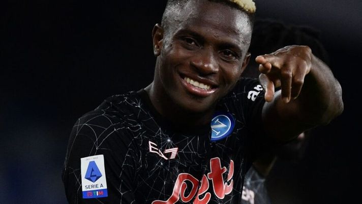 Napoli's Nigerian forward Victor Osimhen celebrates at the end of the Italian Serie A football match between Napoli and Torino on October 17, 2021 at the Diego-Maradona stadium in Naples. (Photo by Filippo MONTEFORTE / AFP) (Photo by FILIPPO MONTEFORTE/AFP via Getty Images) Sabatini: “Tra Osimhen e Mbappé prendo Victor, è davvero inarrestabile” - immagine 1