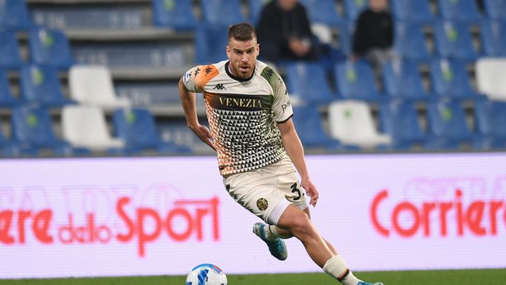 REGGIO NELL'EMILIA, ITALY - OCTOBER 23: Domen Crnigoj of Venezia FC in action during the Serie A match between US Sassuolo and Venezia FC at Mapei Stadium - Citta' del Tricolore on October 23, 2021 in Reggio nell'Emilia, Italy. (Photo by Alessandro Sabattini/Getty Images) Venezia, il rinnovo di Crnigoj: “Voglio rimanere il più a lungo possibile” - immagine 1