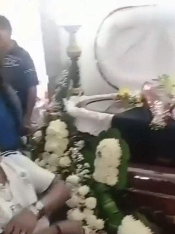I Mondiali, una cosa seria: televisore acceso vicino alla bara durante un funerale in Ecuador- immagine 2