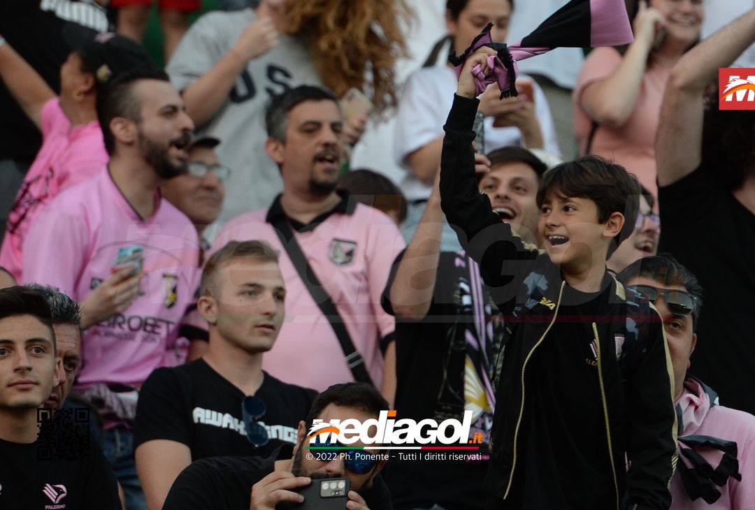 Fototifo, i tifosi allo stadio per Palermo-Feralpisaló 1-0 (gallery) - immagine 180