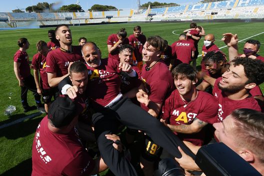 PESCARA, ITALY - MAY 10: Fabrizio Castori US Salernitana coach and Angelo Mariano Fabiani US Salernitana Sports director celebrate the victory of Serie B Championship after the Serie B match between Pescara Calcio and US Salernitana at Adriatico Stadium on May 10, 2021 in Pescara, Italy. (Photo by Francesco Pecoraro/Getty Images) PESCARA, ITALY - MAY 10: Fabrizio Castori US Salernitana coach and Angelo Mariano Fabiani US Salernitana Sports director celebrate the victory of Serie B Championship after the Serie B match between Pescara Calcio and US Salernitana at Adriatico Stadium on May 10, 2021 in Pescara, Italy. (Photo by Francesco Pecoraro/Getty Images)