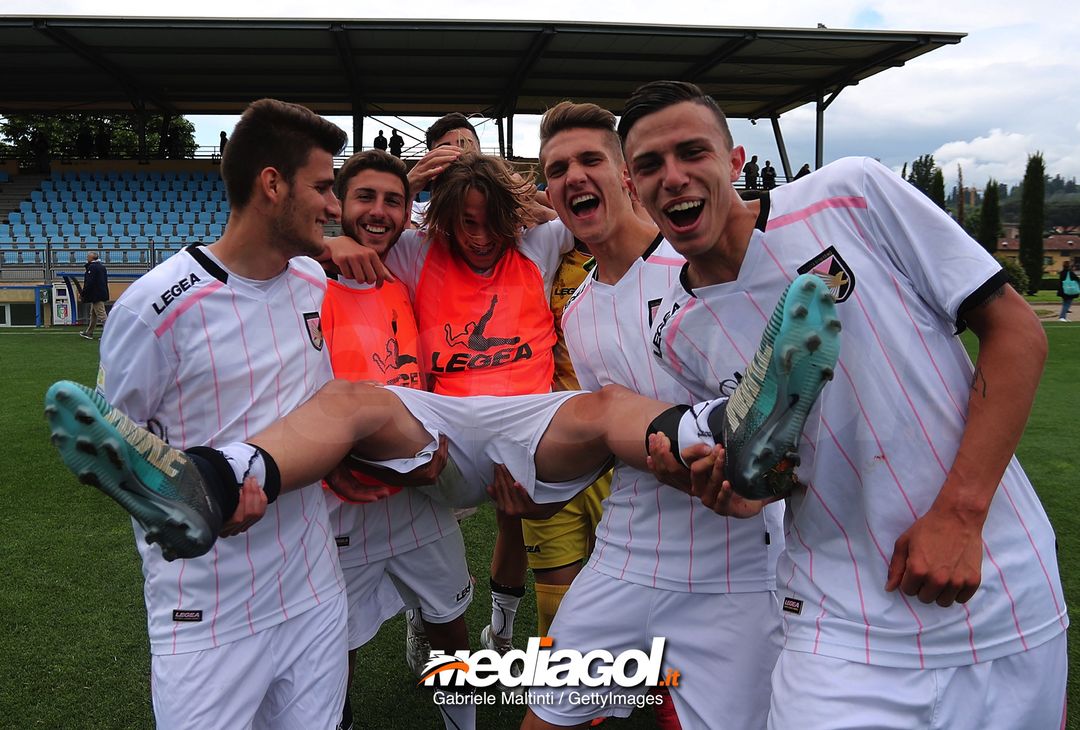  FLORENCE, ITALY - MAY 16: Players of US Citta' di Palermo U19 celebrate the victory during the SuperCoppa primavera 2 match between Novara U19 and US Citta di Palermo U19 at Centro Tecnico Federale di Coverciano on May 16, 2018 in Florence, Italy.  (Photo by Gabriele Maltinti/Getty Images) 