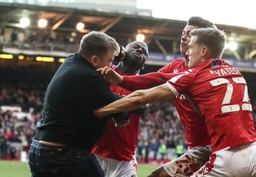 Il Leicester perde in FA Cup, un fan delle Foxes entra in campo e sferra pugni agli avversari- immagine 2