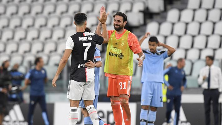 Juventus, Pinsoglio e la vita di spogliatoio: “CR7? A cena paga sempre lui. Demiral, non ne possiamo più…” Juventus, Pinsoglio e la vita di spogliatoio: “CR7? A cena paga sempre lui. Demiral, non ne possiamo più…”