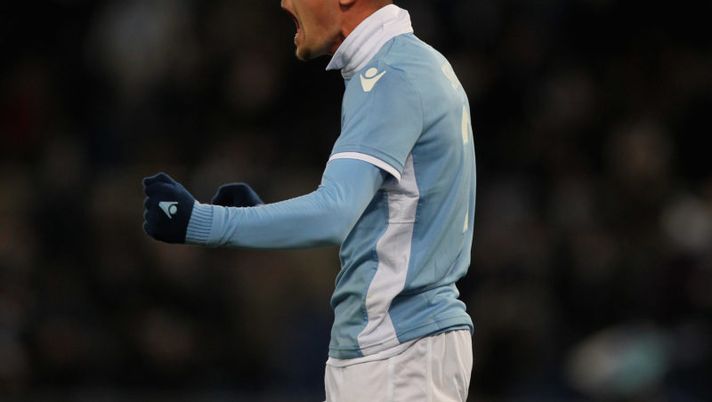 ROME, ITALY - JANUARY 18: Sergej Milinkovic of SS lazio celebrates after scoring the team's third goal during the TIM Cup match between SS Lazio and Genoa CFC at Olimpico Stadium on January 18, 2017 in Rome, Italy. (Photo by Paolo Bruno/Getty Images) I centrocampisti più in forma del momento: chi lanciare e chi evitare - immagine 1